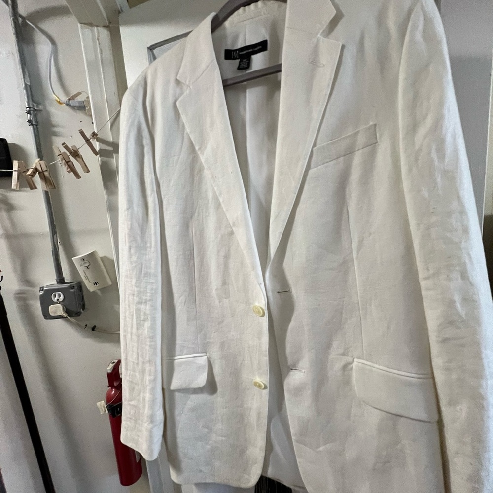 Men’s Size 40R , 100% linen blazer.